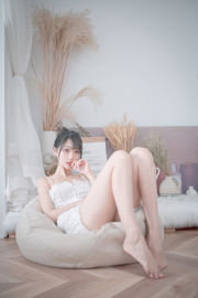 [COS Welfare] Чжоу Цзи — милый кролик в белой пижаме