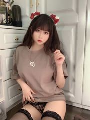 [Internet celebrity COSER photo] The peach girl is Yijiang - under the T-shirt