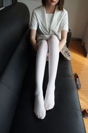 Dziewczyna Lolita w białej jedwabnej spódnicy w kratę [Fundacja Sen Luo] [BETA-021]