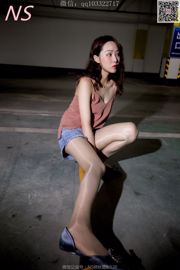 Little Zhu Yin "La ragazza con bellissime gambe in calze nel garage sotterraneo" [Nasi Photography]