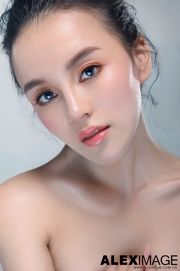 Studio shot del modello di bellezza di razza mista Shi Yiyi